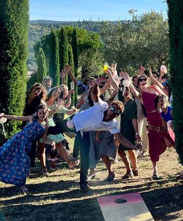 Invités réalisant un défi photo