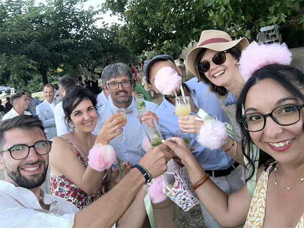 Équipe en train de faire un toast